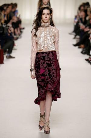 ランバン、ジャンヌ・ランバンの美学に思いを馳せ紡ぐエレガンス【2016-17秋冬ウィメンズ】