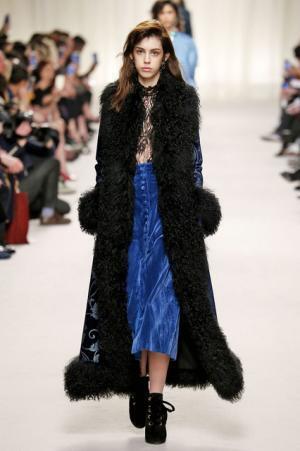 ランバン、ジャンヌ・ランバンの美学に思いを馳せ紡ぐエレガンス【2016-17秋冬ウィメンズ】