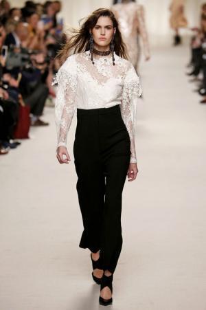 ランバン、ジャンヌ・ランバンの美学に思いを馳せ紡ぐエレガンス【2016-17秋冬ウィメンズ】