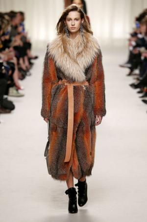 ランバン、ジャンヌ・ランバンの美学に思いを馳せ紡ぐエレガンス【2016-17秋冬ウィメンズ】