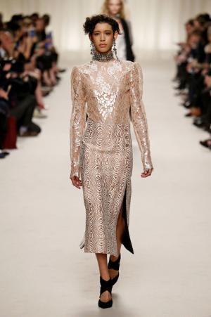 ランバン、ジャンヌ・ランバンの美学に思いを馳せ紡ぐエレガンス【2016-17秋冬ウィメンズ】