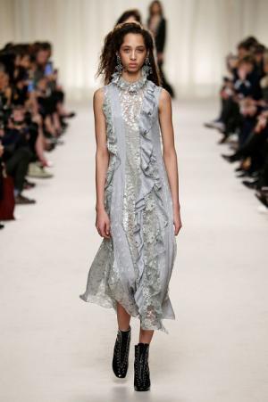 ランバン、ジャンヌ・ランバンの美学に思いを馳せ紡ぐエレガンス【2016-17秋冬ウィメンズ】