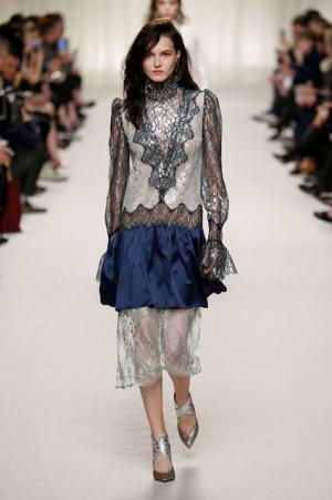 ランバン、ジャンヌ・ランバンの美学に思いを馳せ紡ぐエレガンス【2016-17秋冬ウィメンズ】