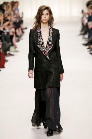 ランバン、ジャンヌ・ランバンの美学に思いを馳せ紡ぐエレガンス【2016-17秋冬ウィメンズ】