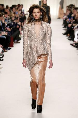 ランバン、ジャンヌ・ランバンの美学に思いを馳せ紡ぐエレガンス【2016-17秋冬ウィメンズ】