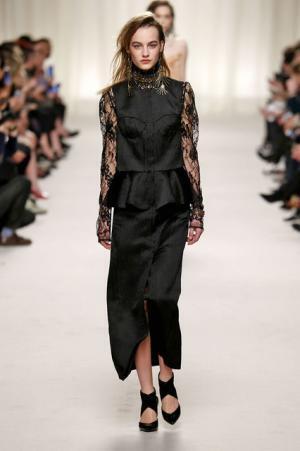 ランバン、ジャンヌ・ランバンの美学に思いを馳せ紡ぐエレガンス【2016-17秋冬ウィメンズ】