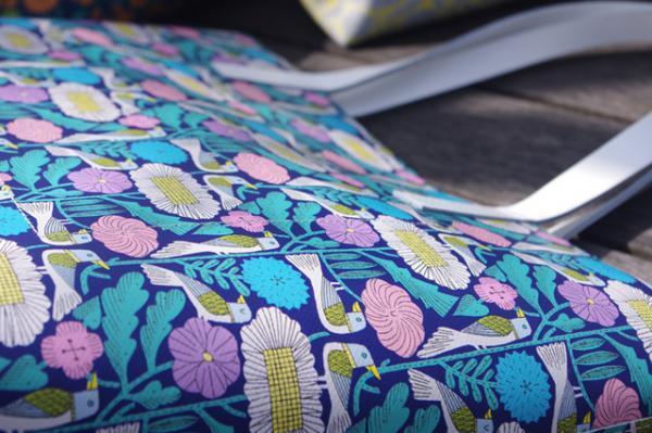 三越伊勢丹PBのナンバートゥエンティワン、図案家・鹿児島睦とのコラボバッグを発売