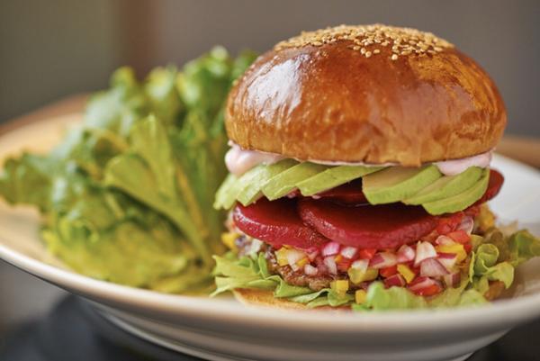 ランコムが表参道ヒルズでピンクに彩られた体験ブースを期間限定オープン。マックスブレナーらとのコラボメニューも販売