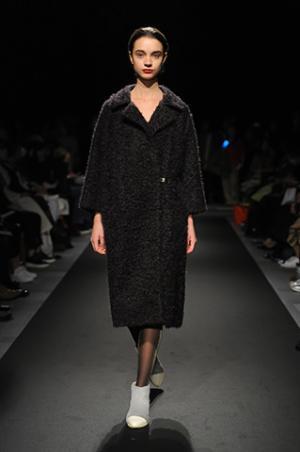 サポートサーフェス、原点に帰化し、洋服が持つべき本質を追求【16-17AWウィメンズ】