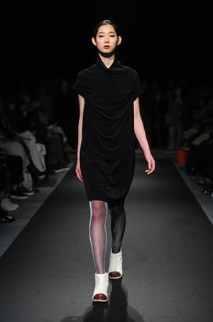 サポートサーフェス、原点に帰化し、洋服が持つべき本質を追求【16-17AWウィメンズ】