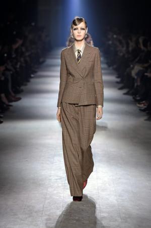 芸術家たちのミューズ・カサッティ侯爵夫人のエキセントリック魂を継ぐドリス ヴァン ノッテン【16-17AWウィメンズ】