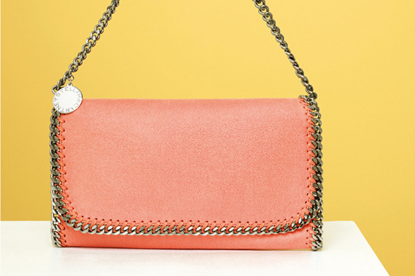 ステラ マッカートニーが西武池袋本店に新店オープン、アイコンバッグ「ファラベラ」の限定色も登場