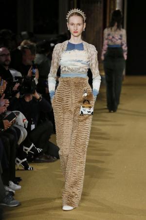 交錯する時代と、脱構築から香るアンダーカバーのノスタルジア【16-17AWウィメンズ】