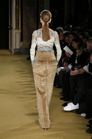 交錯する時代と、脱構築から香るアンダーカバーのノスタルジア【16-17AWウィメンズ】