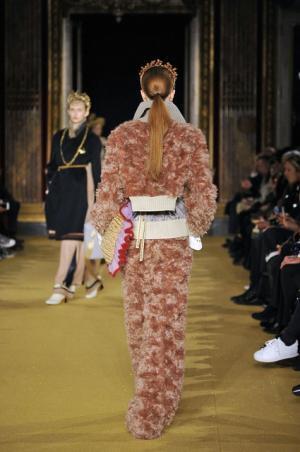 交錯する時代と、脱構築から香るアンダーカバーのノスタルジア【16-17AWウィメンズ】