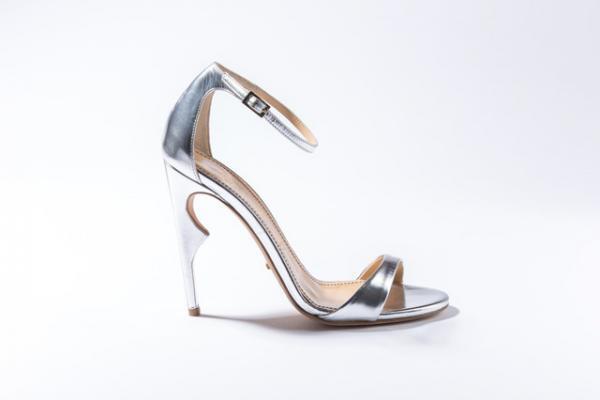 この春はユニークヒールが気になる！印象的なヒールでコーディネートの主役に【TREND SHOES 01】