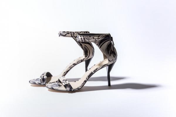 この春はユニークヒールが気になる！印象的なヒールでコーディネートの主役に【TREND SHOES 01】