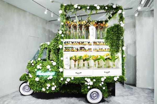 銀座のフェンディに、東信とコラボした花が咲き誇る夢の国「フラワーランド」出現