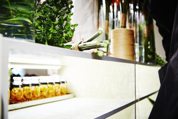 銀座のフェンディに、東信とコラボした花が咲き誇る夢の国「フラワーランド」出現