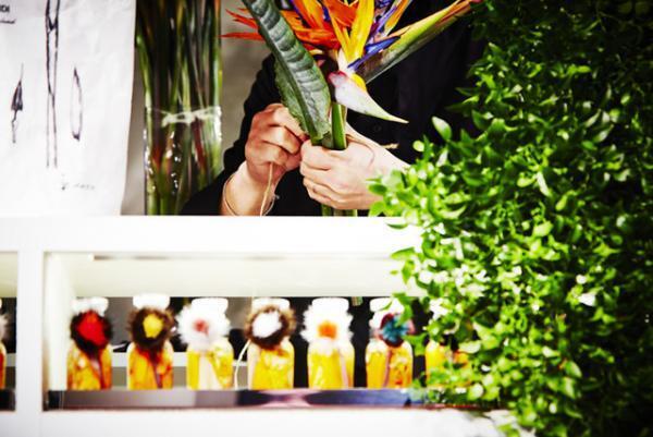 銀座のフェンディに、東信とコラボした花が咲き誇る夢の国「フラワーランド」出現