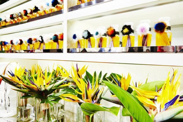 銀座のフェンディに、東信とコラボした花が咲き誇る夢の国「フラワーランド」出現