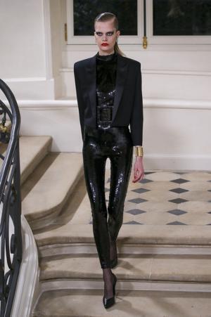 サンローラン、復活したクチュールサロンでムッシュ・サンローラン時代に倣ったクラシカルなショー【16-17AWウィメンズ】