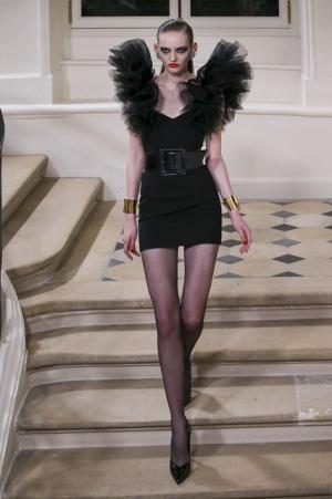 サンローラン、復活したクチュールサロンでムッシュ・サンローラン時代に倣ったクラシカルなショー【16-17AWウィメンズ】