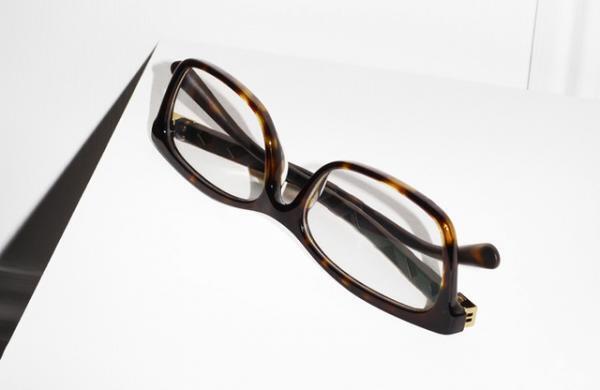 バーバリー新作アイウエアは、ブランドを象徴する“ハウスチェック”をモダンにアレンジ