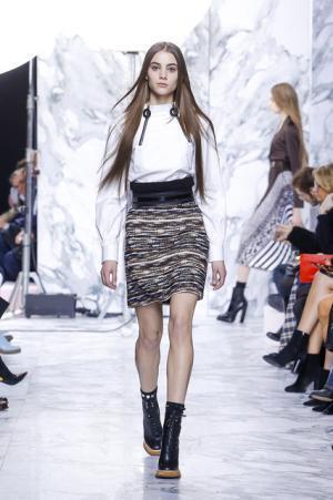 カルヴェンのミューズはヒマラヤをバイクで旅するパリジェンヌ【16-17AWウィメンズ】