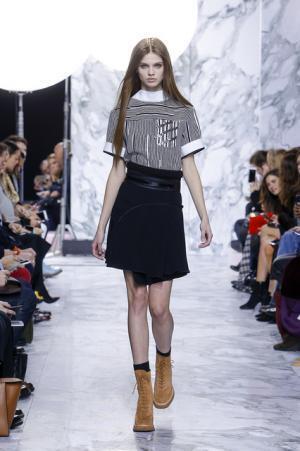 カルヴェンのミューズはヒマラヤをバイクで旅するパリジェンヌ【16-17AWウィメンズ】