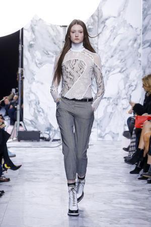 カルヴェンのミューズはヒマラヤをバイクで旅するパリジェンヌ【16-17AWウィメンズ】