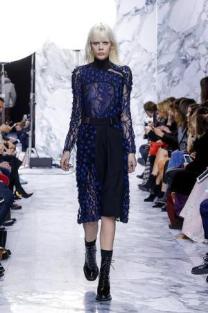 カルヴェンのミューズはヒマラヤをバイクで旅するパリジェンヌ【16-17AWウィメンズ】