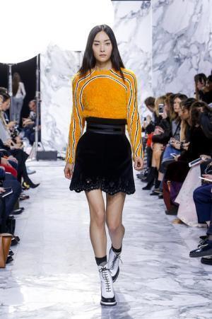 カルヴェンのミューズはヒマラヤをバイクで旅するパリジェンヌ【16-17AWウィメンズ】