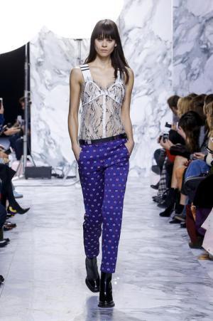 カルヴェンのミューズはヒマラヤをバイクで旅するパリジェンヌ【16-17AWウィメンズ】