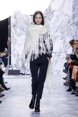 カルヴェンのミューズはヒマラヤをバイクで旅するパリジェンヌ【16-17AWウィメンズ】