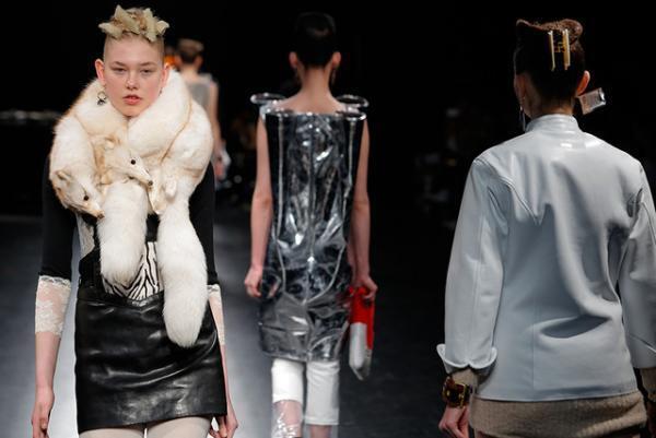 未来は不自然な自然、月への旅行を楽しく遊んだシアタープロダクツ【16-17AWウィメンズ】