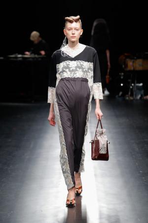 未来は不自然な自然、月への旅行を楽しく遊んだシアタープロダクツ【16-17AWウィメンズ】