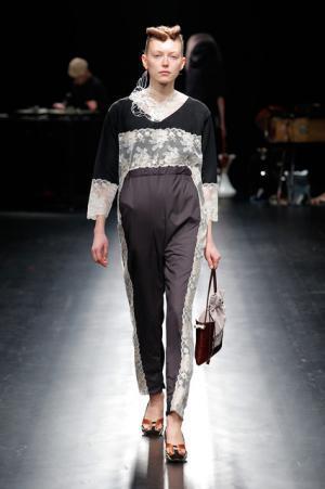 未来は不自然な自然、月への旅行を楽しく遊んだシアタープロダクツ【16-17AWウィメンズ】