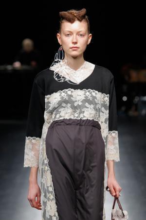 未来は不自然な自然、月への旅行を楽しく遊んだシアタープロダクツ【16-17AWウィメンズ】