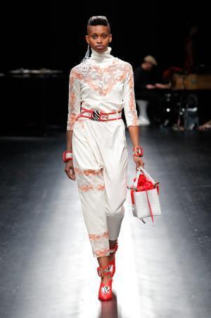 未来は不自然な自然、月への旅行を楽しく遊んだシアタープロダクツ【16-17AWウィメンズ】