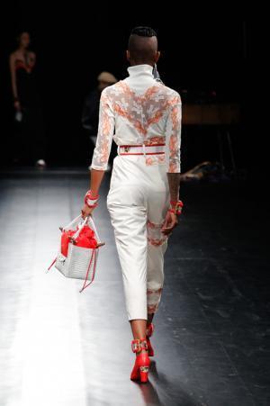 未来は不自然な自然、月への旅行を楽しく遊んだシアタープロダクツ【16-17AWウィメンズ】