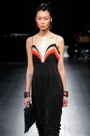 未来は不自然な自然、月への旅行を楽しく遊んだシアタープロダクツ【16-17AWウィメンズ】