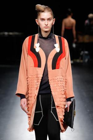 未来は不自然な自然、月への旅行を楽しく遊んだシアタープロダクツ【16-17AWウィメンズ】