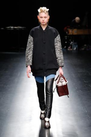 未来は不自然な自然、月への旅行を楽しく遊んだシアタープロダクツ【16-17AWウィメンズ】