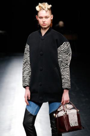 未来は不自然な自然、月への旅行を楽しく遊んだシアタープロダクツ【16-17AWウィメンズ】