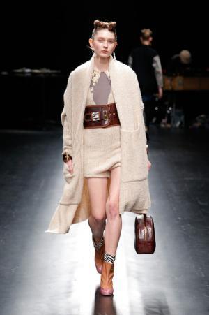 未来は不自然な自然、月への旅行を楽しく遊んだシアタープロダクツ【16-17AWウィメンズ】