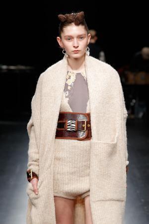 未来は不自然な自然、月への旅行を楽しく遊んだシアタープロダクツ【16-17AWウィメンズ】