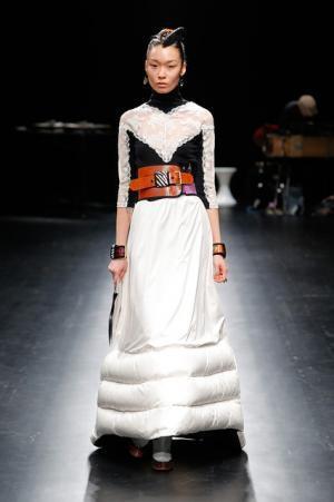 未来は不自然な自然、月への旅行を楽しく遊んだシアタープロダクツ【16-17AWウィメンズ】