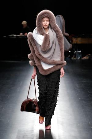 未来は不自然な自然、月への旅行を楽しく遊んだシアタープロダクツ【16-17AWウィメンズ】