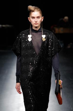 未来は不自然な自然、月への旅行を楽しく遊んだシアタープロダクツ【16-17AWウィメンズ】